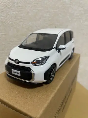 도요타 시엔타 1/30 스케일 화이트