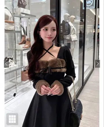 GRL 홀더넥 퍼 리본 미니 플레어 원피스