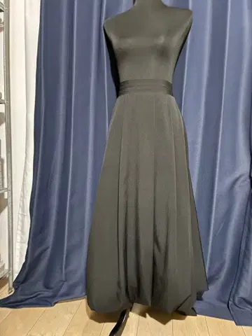 센스 오브 어반 리서치 착용 시 실루엣이 예쁜 블랙 벌룬 스커트