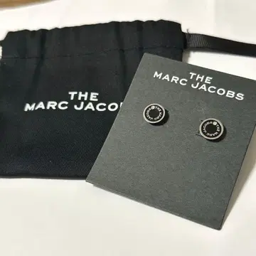 Marc Jacobs 로고 스터드 귀걸이