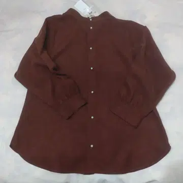 브라운 긴팔 셔츠 버튼 포함