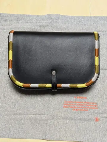 새상품 미사용 IL BISONTE 블랙 숄더백 블랙 자수 포함