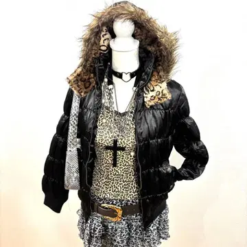 헤이세이 갸루 y2k 퍼 다운 자켓 광택 그런지 다크 코어 표범 무늬