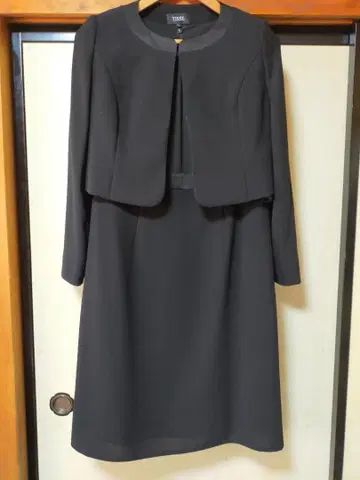 블랙 재킷과 드레스 세트