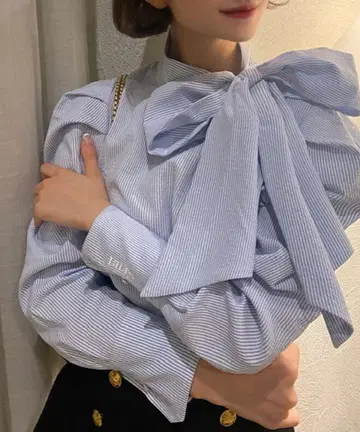 Bibiy. 스카이블루 스트라이프 리본 포함 셔츠