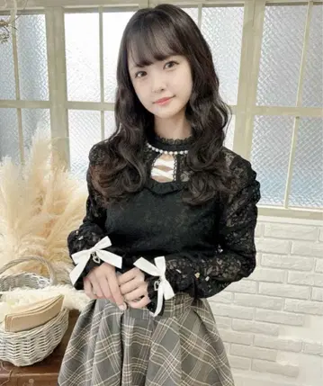 블랙 데콜테 레이스업 상의 ROJITA