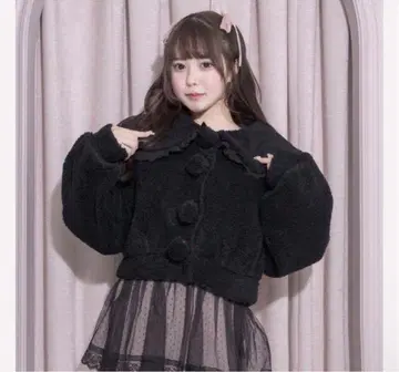 pium 프릴 칼라 숏 보아 코트 블랙