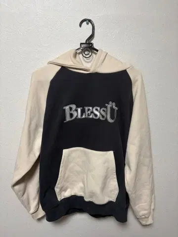 BlessU 후드티 블랙과 크림색