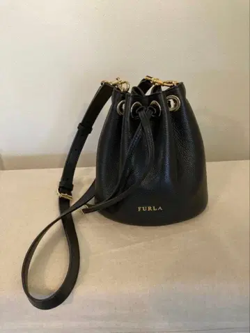 [새상품급] FURLA 블랙 버킷 백