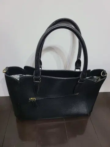 칸막이 있는 블랙 핸드백