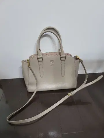 베이지 합성 피혁 핸드백