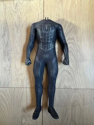 핫토이즈 블랙 슈트 스파이더맨