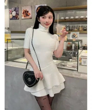 다리치 언밸런스 프릴 니트 미니 원피스