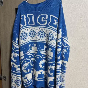 파란 니트 스웨터 눈꽃송이 배 무늬