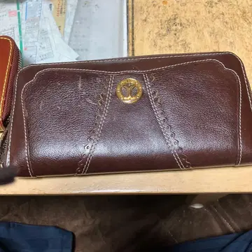 브라운 가죽 장지갑 약간의 흠집이 있습니다!