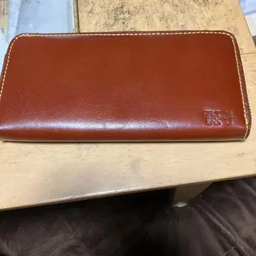 THE SHOP TK 브라운 가죽 장지갑 약간의 긁힌 자국 있음.