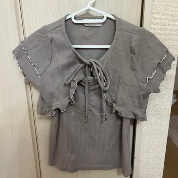 pium 멜로우 프릴 볼레로 티셔츠 그레이