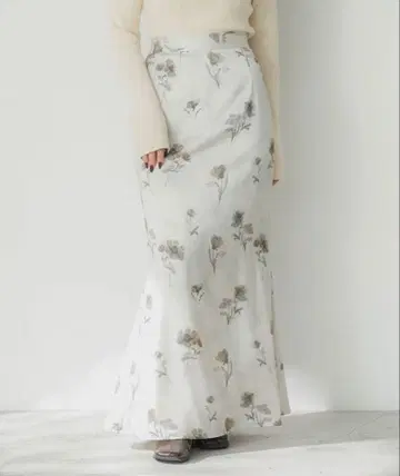 Elishe 엘리셰 새틴 롱 스커트 화이트 계열 (꽃무늬)
