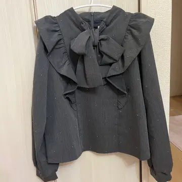 evelyn 라메 리본 블라우스 그레이