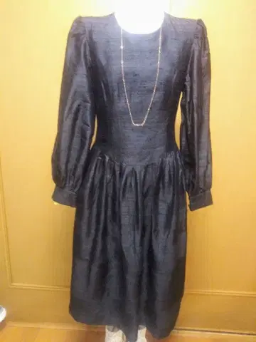 블랙 긴팔 플레어 원피스 하나에모리