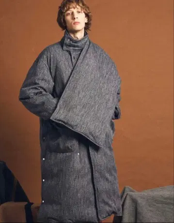 MAISON SPECIAL 프라임 오버 머플러 부착 다운 코트