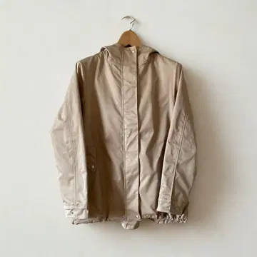 새상품급 마운틴 파카 베이지 성인용 깔끔한 후드 부착 M