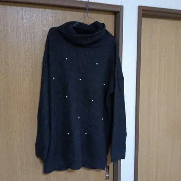 다크 그레이 터틀넥 스웨터