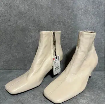 새상품 ZARA 자라 숏부츠 화이트 37 심플