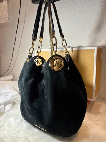 마이클코어스 스웨이드 숄더백 블랙 체인 MK 로고 금장 장식 숄더