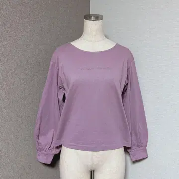 질스튜어트 엠보싱 로고 티셔츠 더스티 퍼플