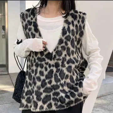 차오패닉 티피 레오파드 무늬 백 슬릿 에코 퍼 V넥 베스트