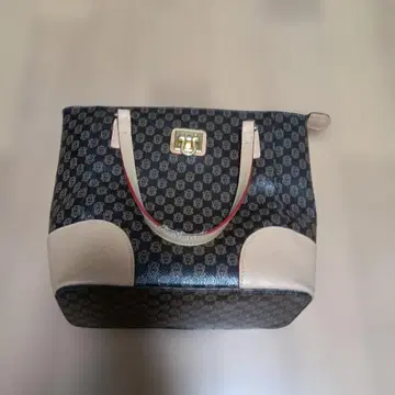 토트백 네이비와 베이지의 콤비