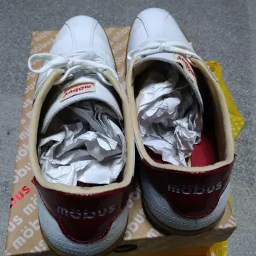 뫼뷔스 화이트/레드 스니커즈
