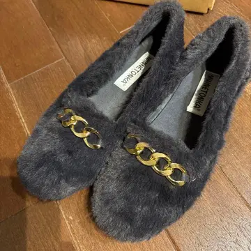 미네통카 퍼 소재 그레이 슬립온 골드 체인 모카신