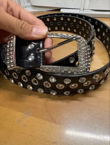 스톤 장식 블랙 가죽 벨트