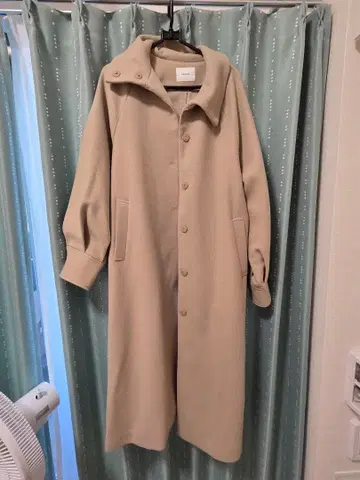 베이지 버튼 부착 롱 코트