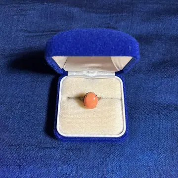 산호의 오벌 컷 반지