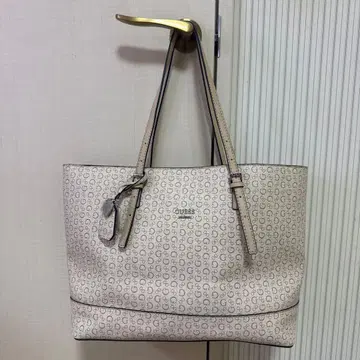 GUESS 토트백 로고 프린트 참 포함