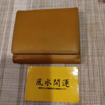 브라운 카드 포켓이 있는 이단 접이식 지갑