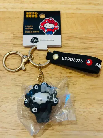 산리오 미야쿠미야쿠 변신 흑백 키링 헬로키티