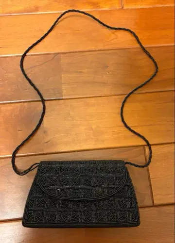 비즈 장식 블랙 숄더백