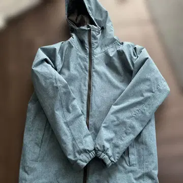 파란색 마운틴 파카 후드 부착