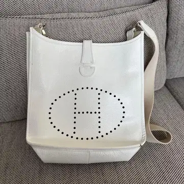 하이크 클래스 H 로고 화이트 가죽 숄더백