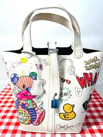 미사용 새상품 귀여운 페인트 백 곰 캐릭터 큐브 백 열쇠 포함