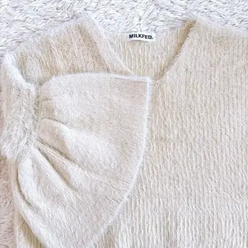 MILKFED. V넥 샤기 니트 벨 슬리브 복슬복슬
