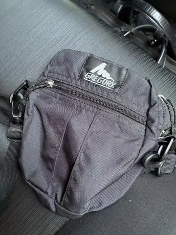 GREGORY 구 로고 바디백 블랙