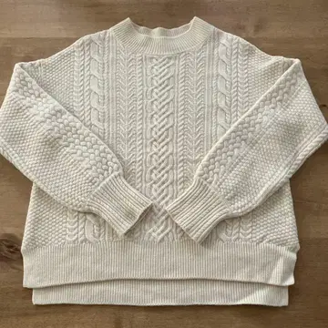 북유럽 생활 잡화점 깔끔한 실루엣의 아란 니트 화이트