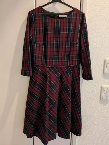 빨간색과 검은색 체크 무늬 긴팔 원피스