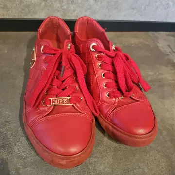 GUESS 퀼팅 레드 스니커즈