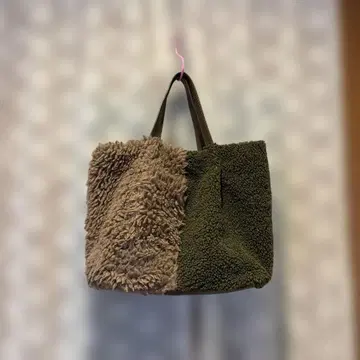 퍼 소재 토트백 베이지와 올리브